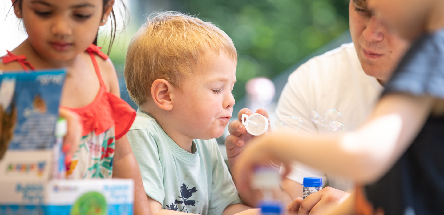Betreuung eines Kindes in einer Kita - Aurora Kindergarten Konzept - Symbolbild
